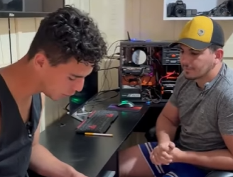 H1221001_PATRÃO faz algo INACREDITAVEL com seu funcionario com isso mudou totalmente rumo da sua vida qual sua opinião (1)_part2.mp4