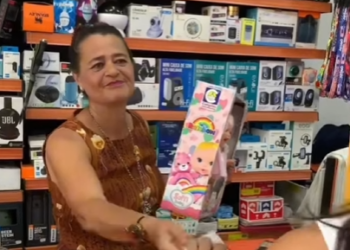 H1621001_Menina m1mada faz birra na mãe porque queria brinquedos novos_part2.mp4