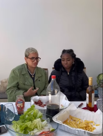 H2220022_Convidou suas amigas para comer em um restaurante, assim elas se comportaram_part2.mp4