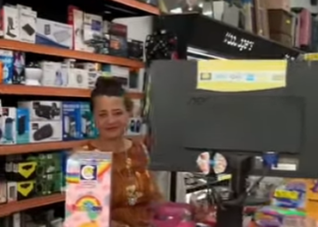 H2510011_Menina m1mada faz birra na mãe porque queria brinquedos novos_part2.mp4