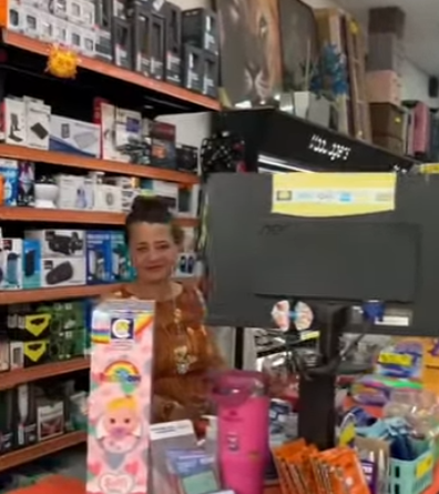 H2510011_Menina m1mada faz birra na mãe porque queria brinquedos novos_part2.mp4