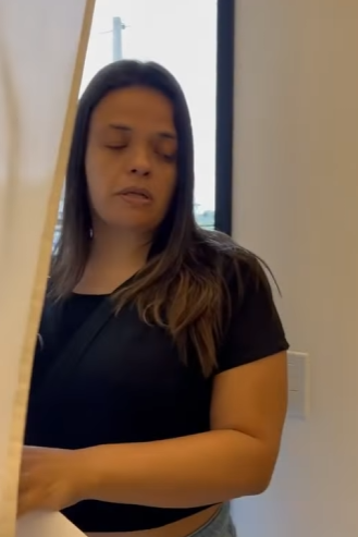 H0116019_Menina salva homem de cair em um golpe_part2.mp4