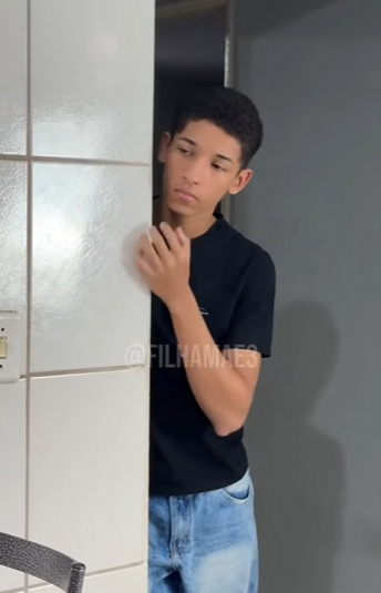 H0406016_Filho do patrão dá exemplo de humildade_part2.mp4