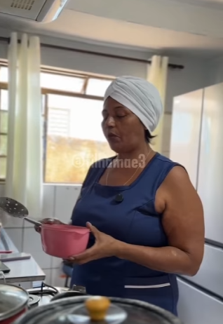 H0406013_Empresário testa funcionária algo emocionante acontece_part2.mp4