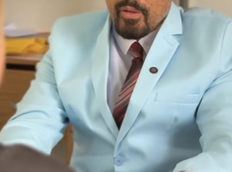 A2105002_Ela desprezou currículo desse humilde homem…_part2