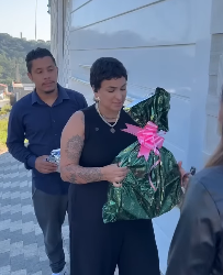 N2504026_Filho leva um presentinho para mãe no dia das mães, e ela despreza 😔💔_part2