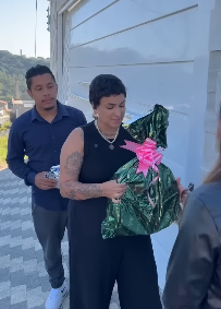 N2504026_Filho leva um presentinho para mãe no dia das mães, e ela despreza 😔💔_part2