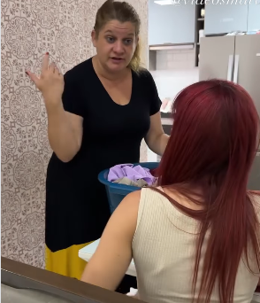 N1825020_Mulher finge saber cozinhar sem saber que isto aco_part2