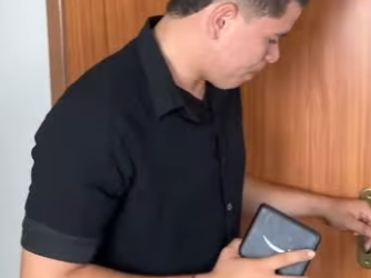 H0514026_Funcionária pede pro patrão se esconder pra ele ver que irmã fazia!_part2.mp4