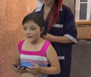 T1316009 Criança malcriada quebra o celular da filha da empregada part2