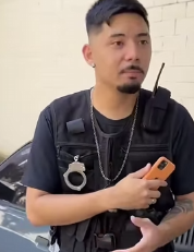 T3427006 Por estar no celular ela esqueceu o filho pequeno dentro do carro