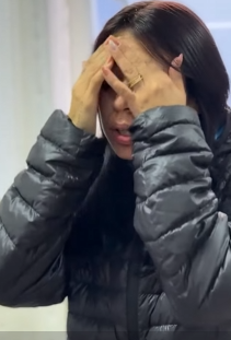 T3300002_Ela só queria ajudar a mãe mas ele a fez se sentir culpada por isso!