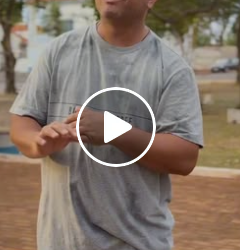 T2206038 Ele desmoronou um relacionamento tóxico.