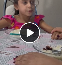 T2206036 Uma mãe que deixa de comer para os filhos