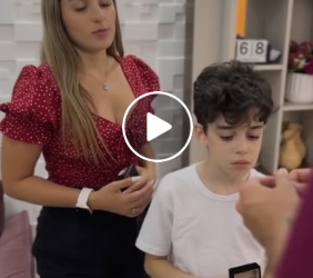 T1319003 Criança pede uma mulher em casamento part2