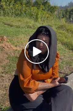 T1713003 Sempre que sua mãe recebe seu pagamento, ela a espera na frente da casa part2