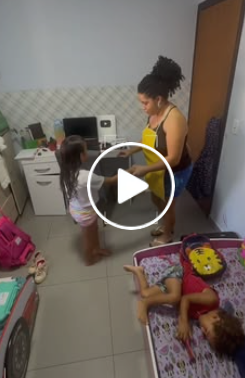 Empregada escondia seu filho em baixo da mesa para podê lo alimentar escondido da patroa part2 T71